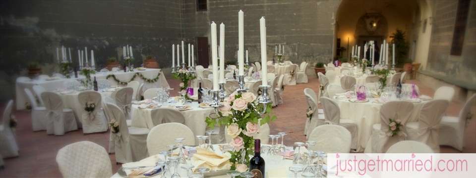 exclusive-wedding-reception-outdoors-in-castle-courtyard-tuscany-italy-justgetmarried.com